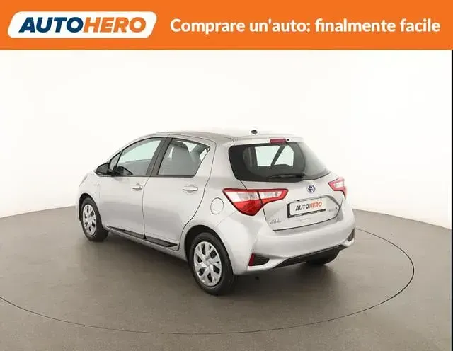 Usata Toyota Yaris Active 101 CV (74 kW) 2017 Argento Utilitaria