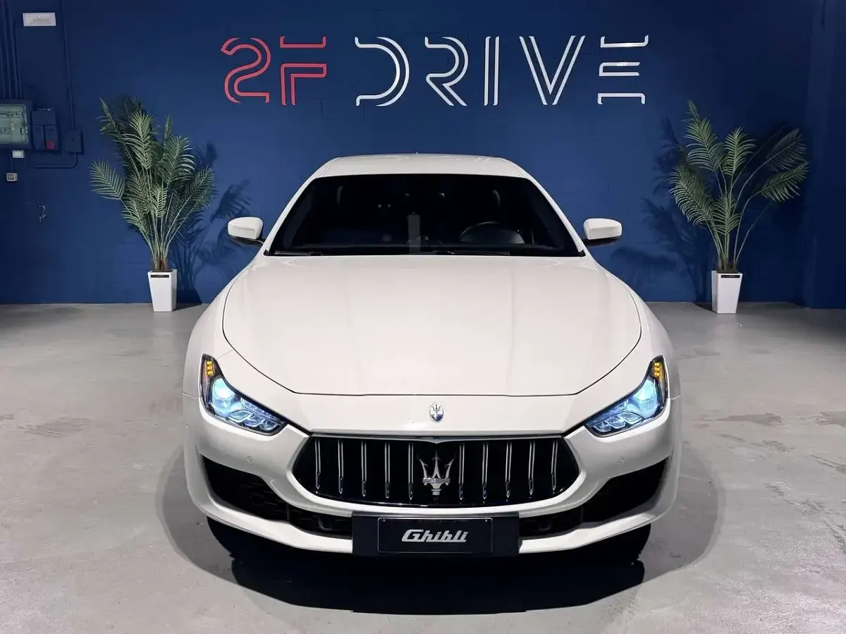 Usata Maserati Ghibli GT 330 CV (242 kW) 2023 Bianco pastello Berlina