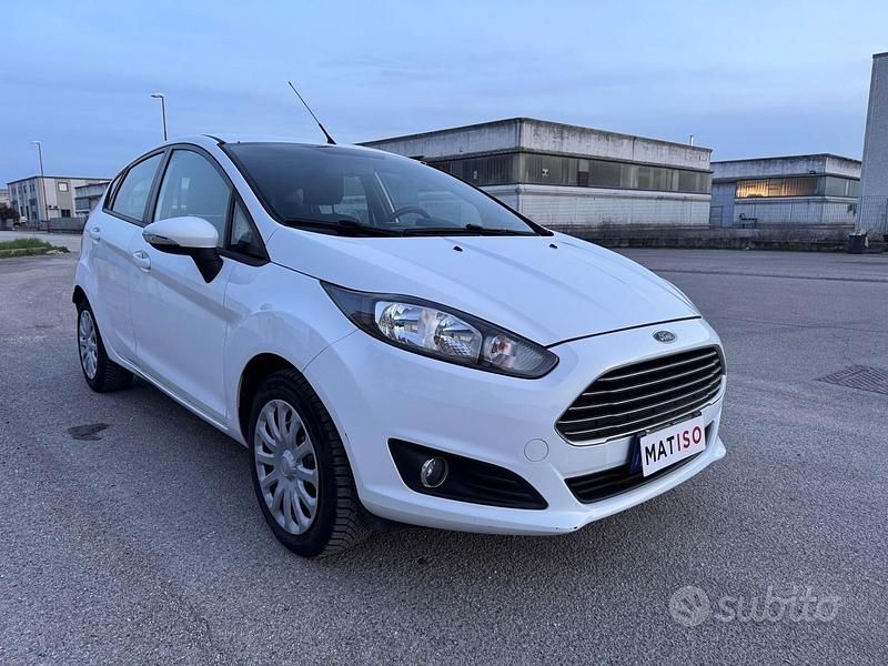 Usata Ford Fiesta Titanium 102 CV (75 kW) 2013 Bianco Utilitaria