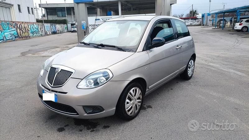 Usata Lancia Ypsilon 69 CV (50 kW) 2011 Viola Utilitaria