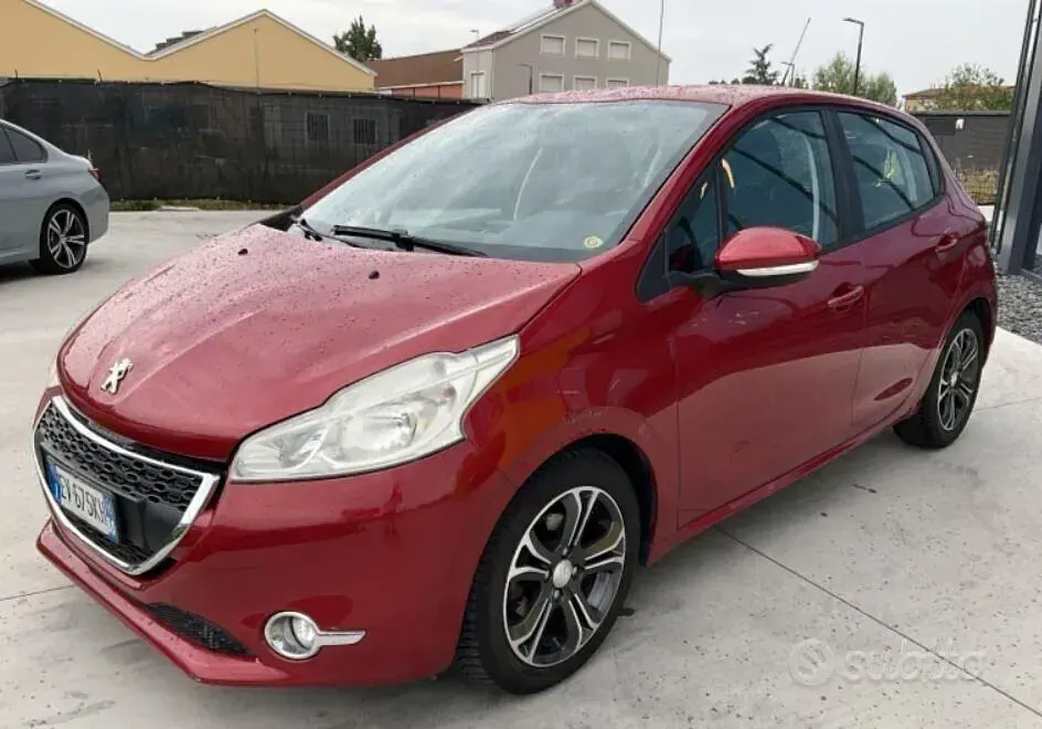 Usata Peugeot 208 Allure 92 CV (67 kW) 2014 Rosso Utilitaria
