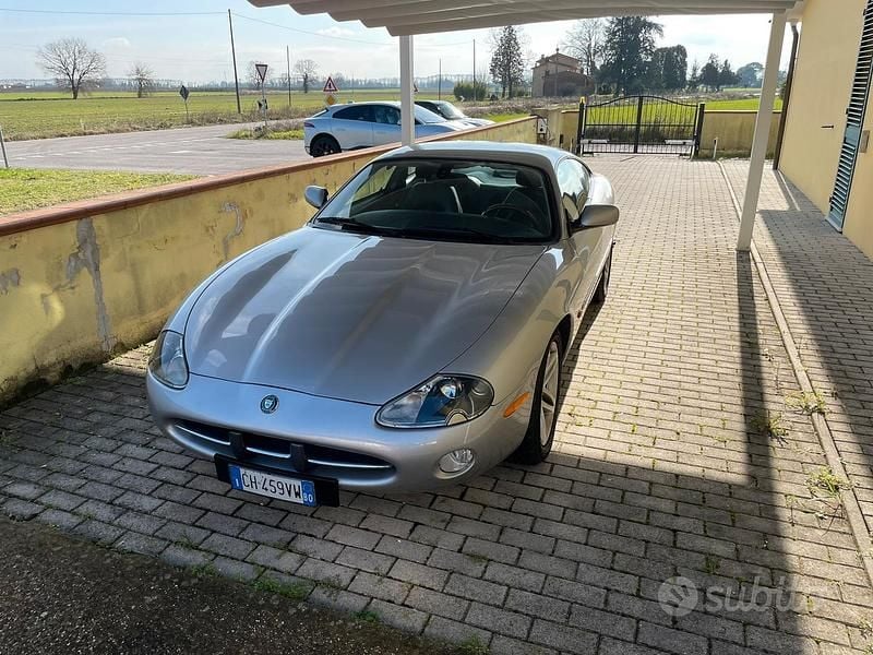 Usata Jaguar XK8 300 CV (220 kW) 2003 Grigio Coupé