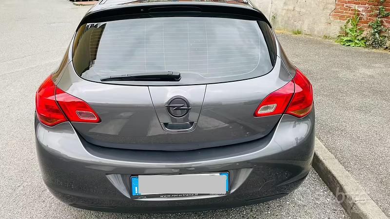 Usata Opel Astra 110 CV (80 kW) 2012 Grigio Berlina
