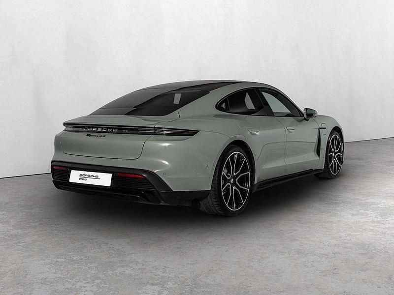 Usata Porsche Taycan 4S 339 kW (462 CV) 2024 Shade green metallizzato Berlina