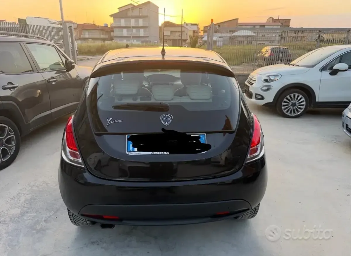 Usata Lancia Ypsilon Silver 69 CV (50 kW) 2014 Nero Utilitaria