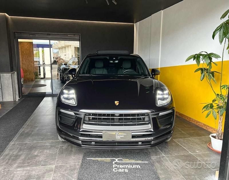 Nero Usata 2023 Porsche Macan SUV | 72.500 € (Buon prezzo) - Immagine 1/4