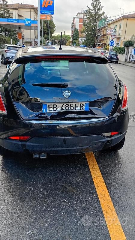 Begagnad Lancia Delta 190 HK (139 kW) 2009 Svart Halvkombi