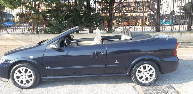Usata Opel Astra Cabriolet 90 CV (66 kW) 2002 Blu Cabrio