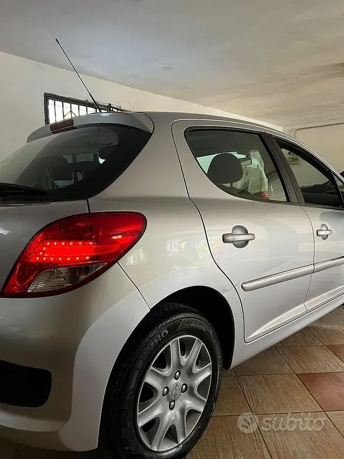 Usata Peugeot 207 73 CV (53 kW) 2013 Grigio Berlina