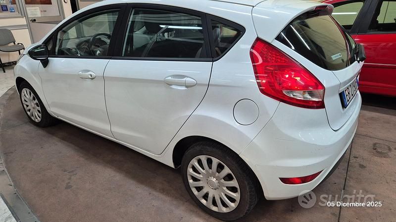 Usata Ford Fiesta 92 CV (67 kW) 2010 Bianco Berlina