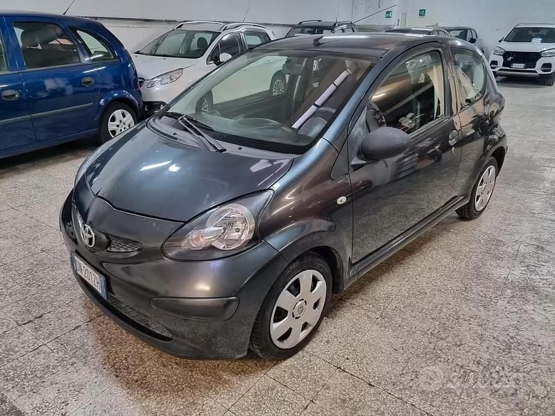 Usata Toyota Aygo Sol 68 CV (50 kW) 2008 Grigio Utilitaria