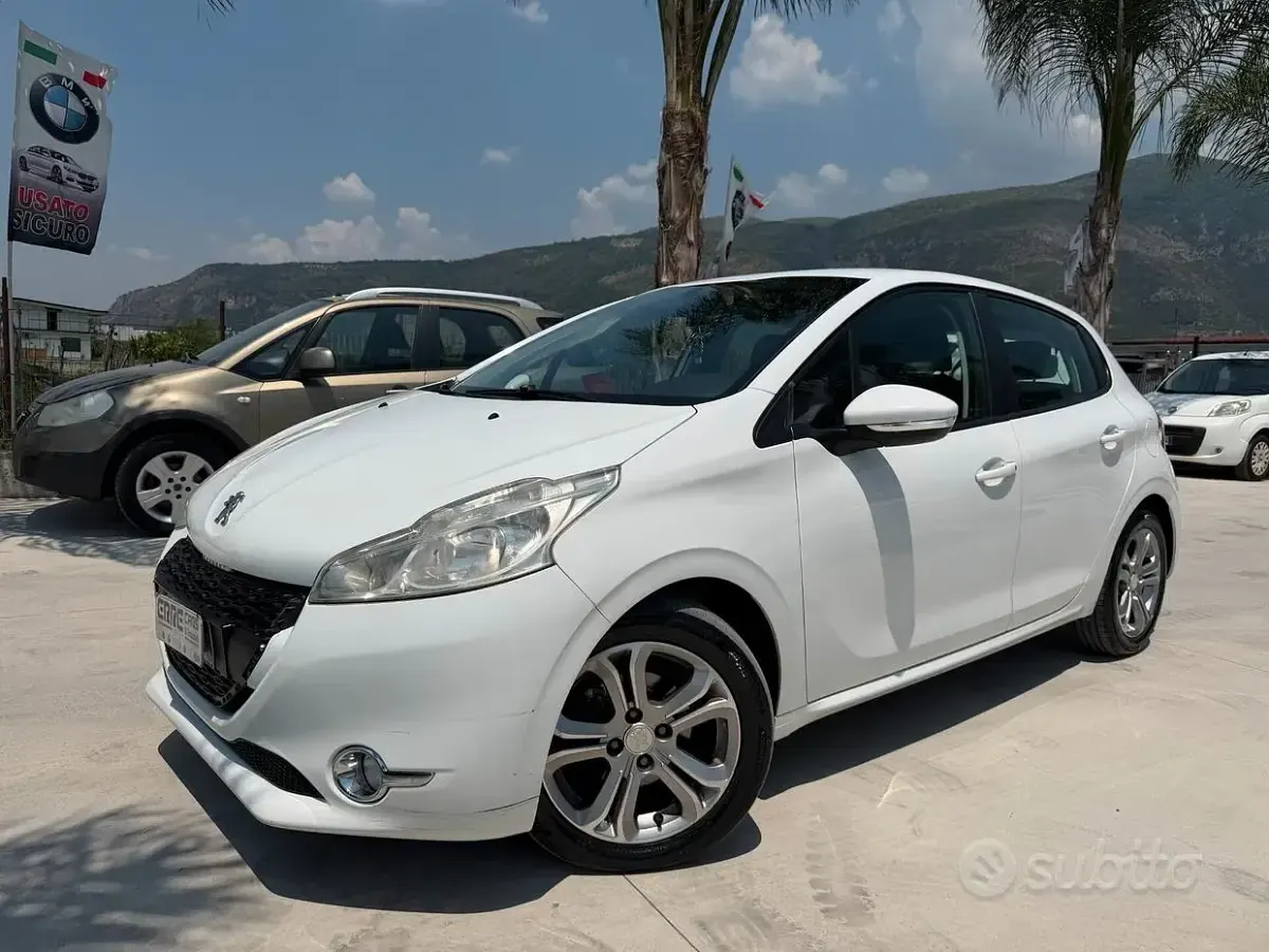 Usata Peugeot 208 68 CV (50 kW) 2012 Bianco Utilitaria