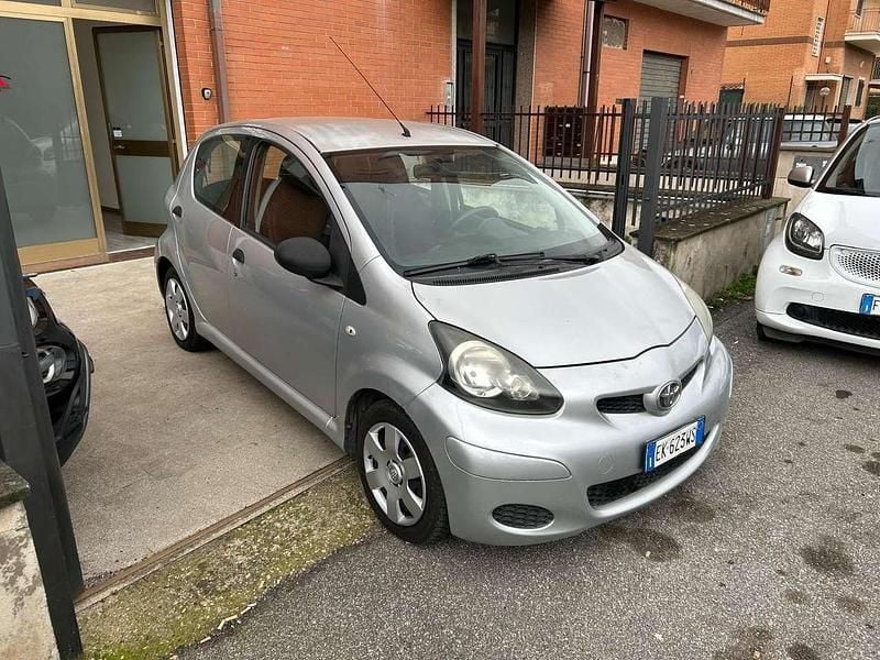 Usata Toyota Aygo Sol 68 CV (50 kW) 2011 Argento Utilitaria