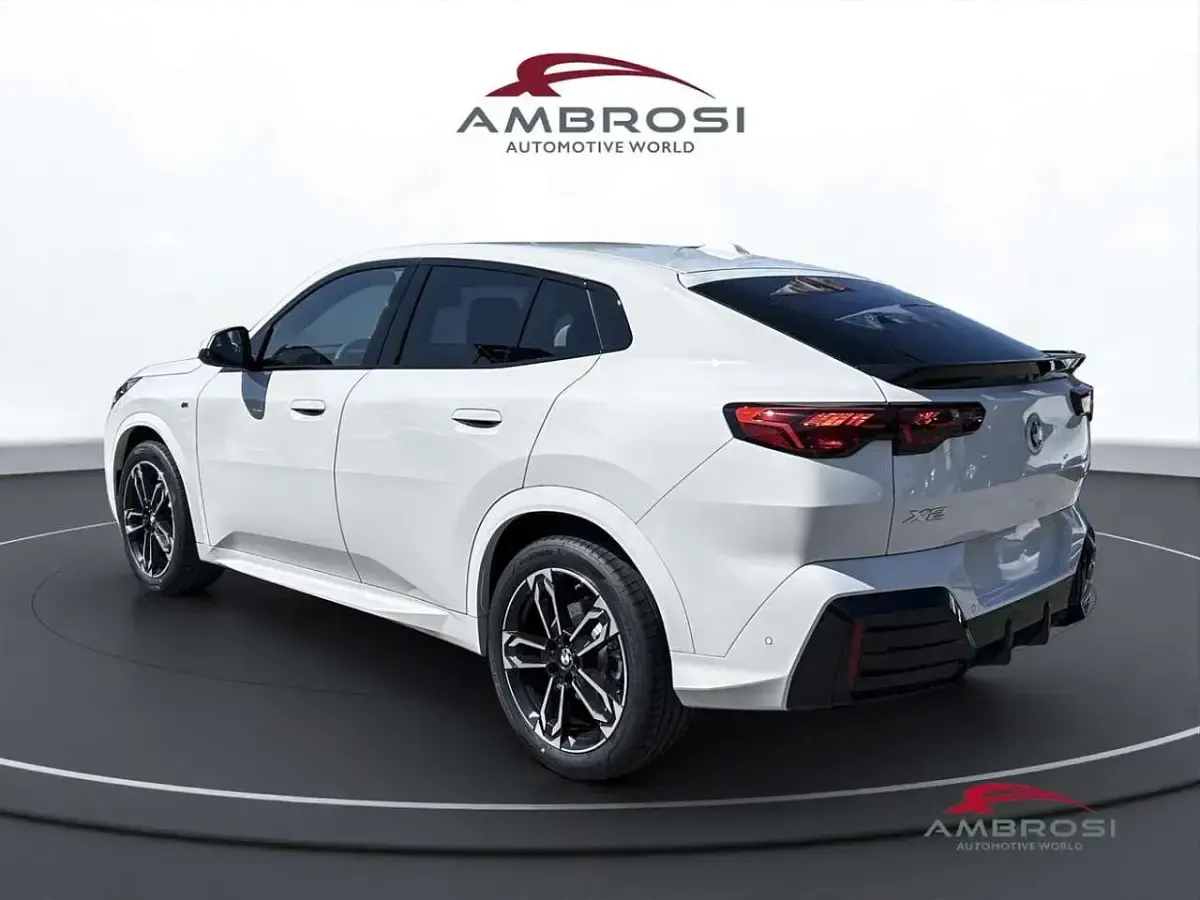 Nuova BMW X2 M Sport 150 CV (110 kW) 2026 Alpin white pastello SUV