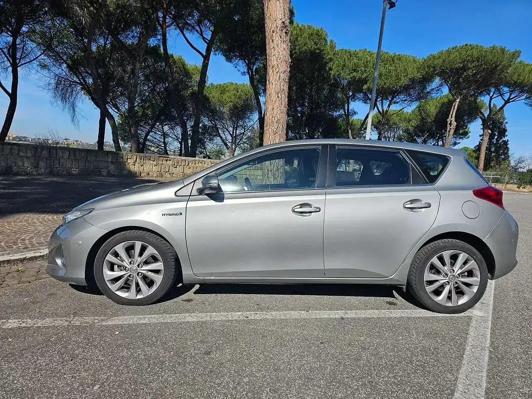 Usata Toyota Auris Hybrid Lounge 99 CV (72 kW) 2014 Argento Berlina