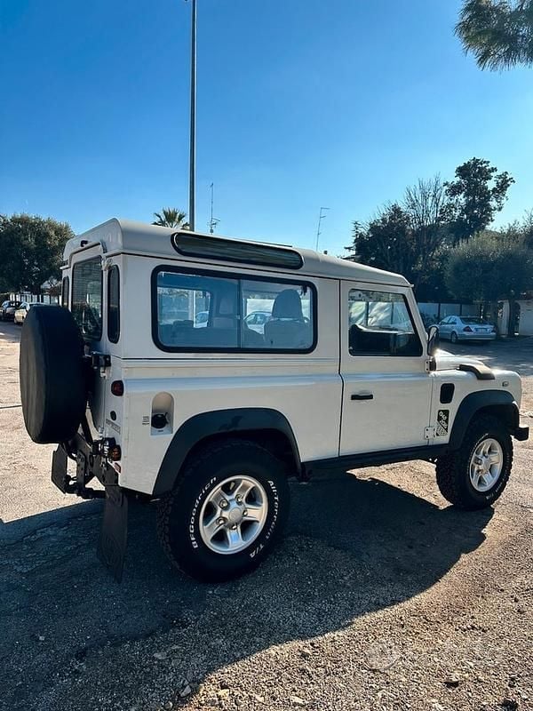 Usata Land Rover Defender SE 68 CV (50 kW) 2008 Bianco Station wagon