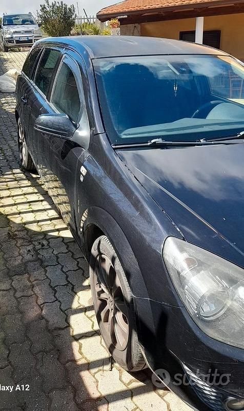 Usata Opel Astra 110 CV (80 kW) 2010 Nero Station wagon