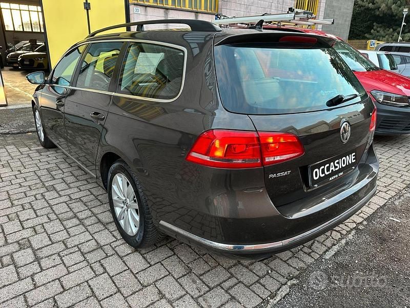 Usata VW Passat 105 CV (77 kW) 2011 Marrone Station wagon