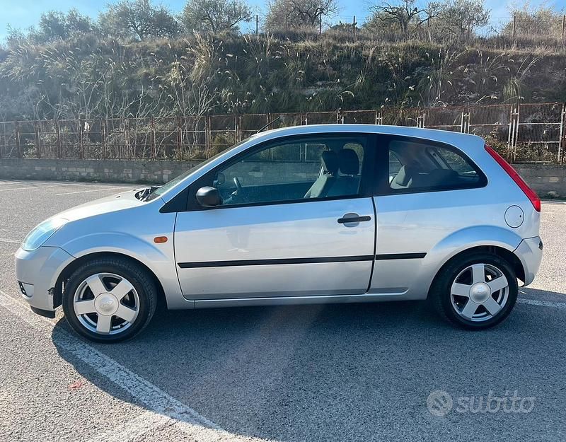 Usata Ford Fiesta Ghia 68 CV (50 kW) 2004 Grigio Utilitaria