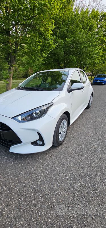 Usata Toyota Yaris Hybrid Business Edition 92 CV (67 kW) 2023 Bianco Utilitaria