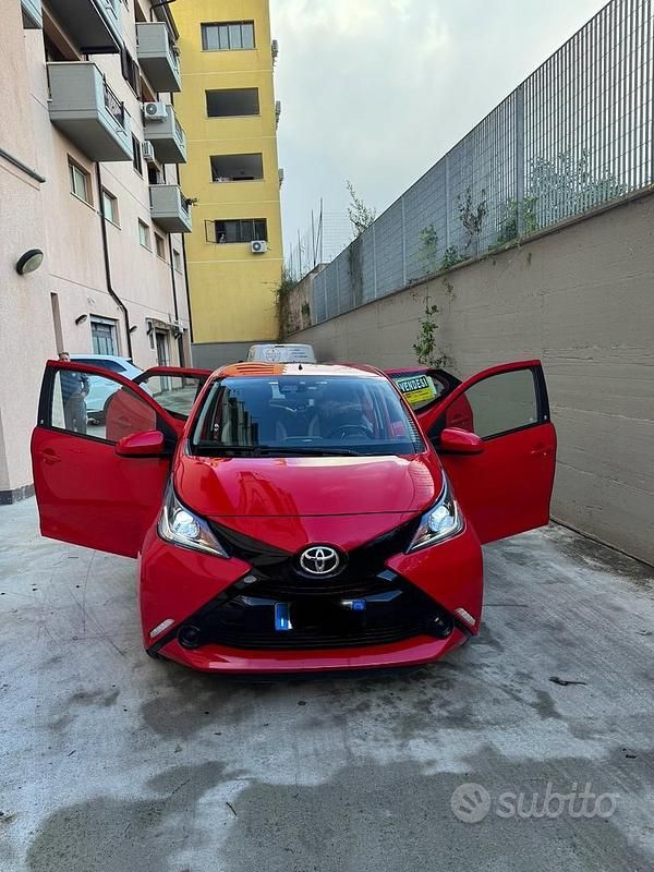 Rosso Usata 2019 Toyota Aygo Due volumi | 13.000 € (Buon prezzo) - Immagine 1/4