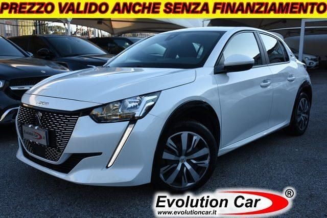 Usata Peugeot e-208 Active 56 kW (77 CV) 2021 Bianco pastello Utilitaria
