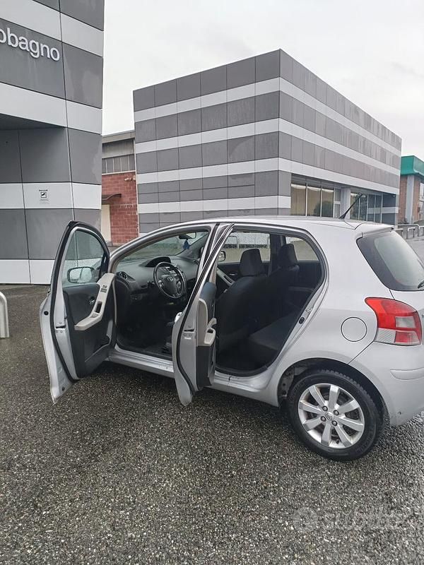 Usata Toyota Yaris 99 CV (72 kW) 2010 Grigio Berlina