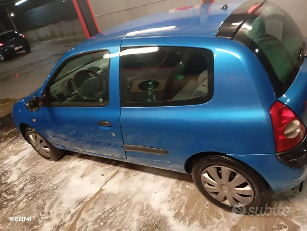 Usata Renault Clio II 75 CV (55 kW) 2004 Bluazzurro Berlina