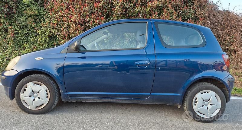 Usata Toyota Yaris 86 CV (63 kW) 2000 Blu Utilitaria
