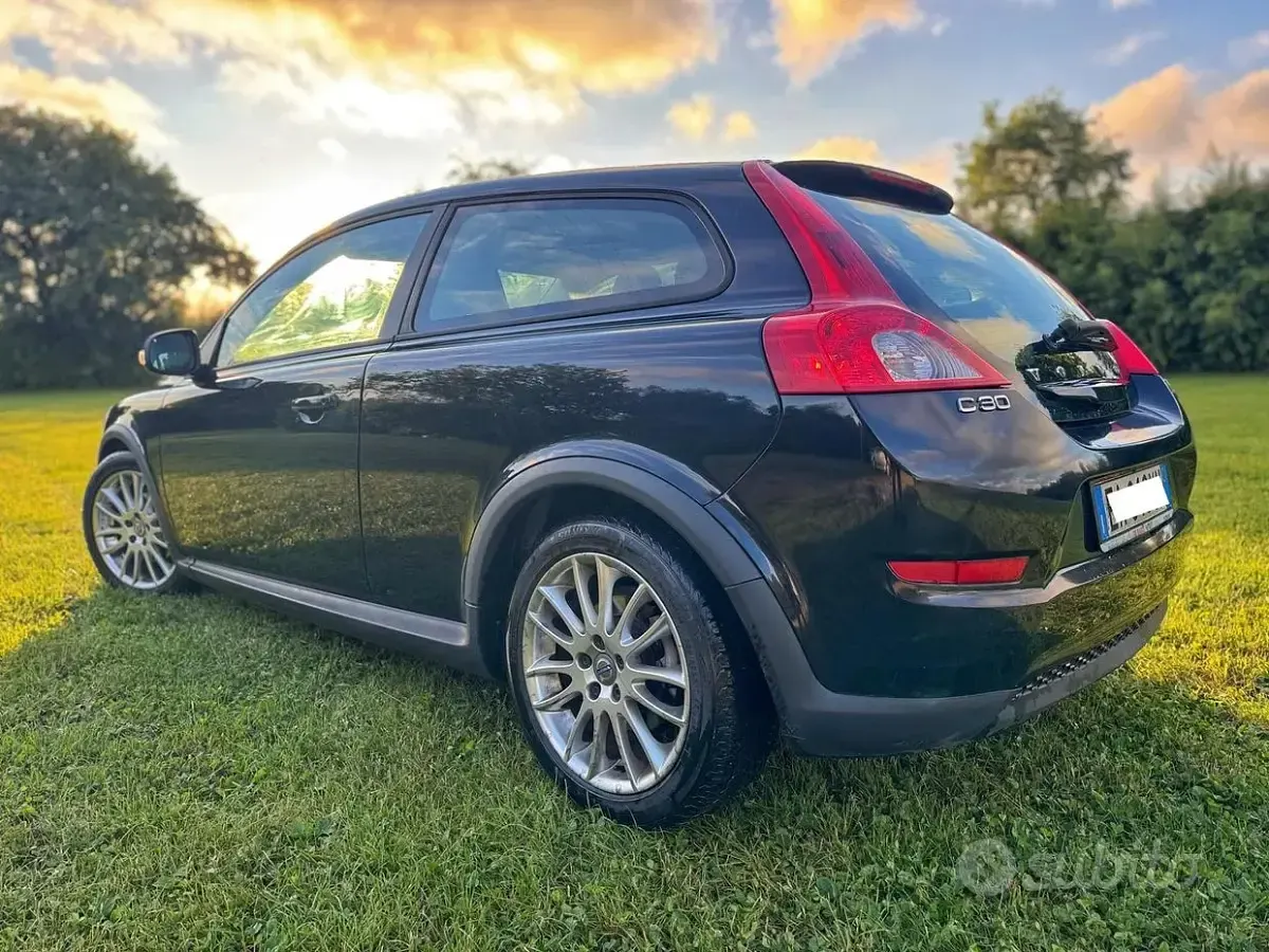 Usata Volvo C30 109 CV (80 kW) 2010 Nero Utilitaria