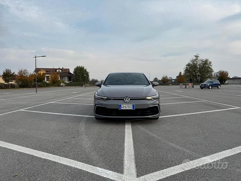Usata VW Golf VIII R-line 150 CV (110 kW) 2021 Grigio Berlina