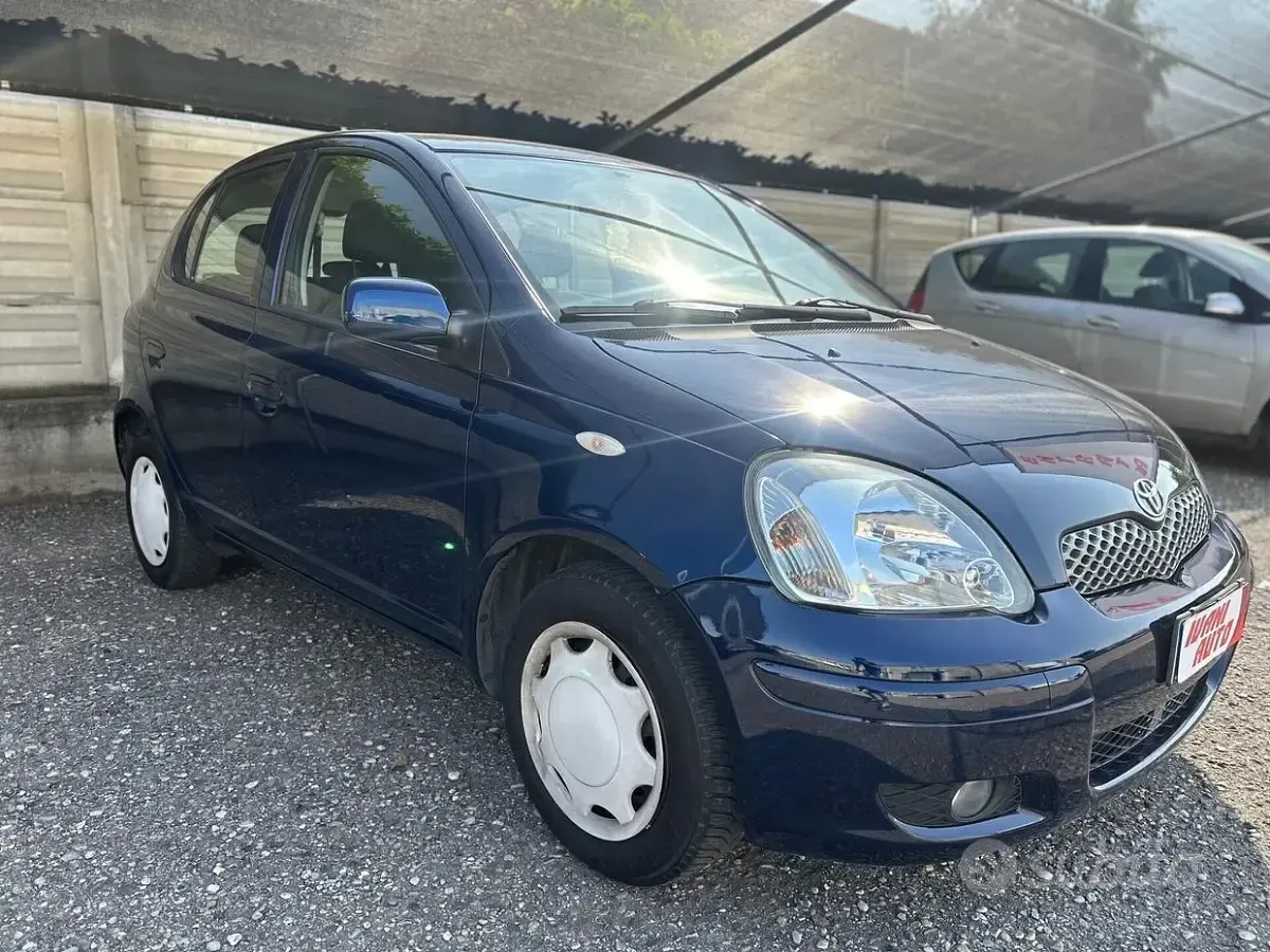 Usata Toyota Yaris 65 CV (47 kW) 2003 Blu Berlina