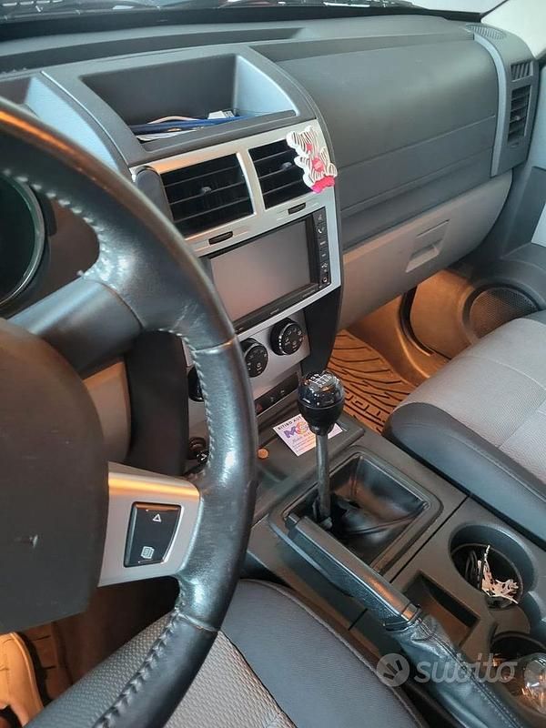 Rosso Usata 2008 Dodge Nitro SE SUV | 6000 € (Buon prezzo) - Immagine 1/4