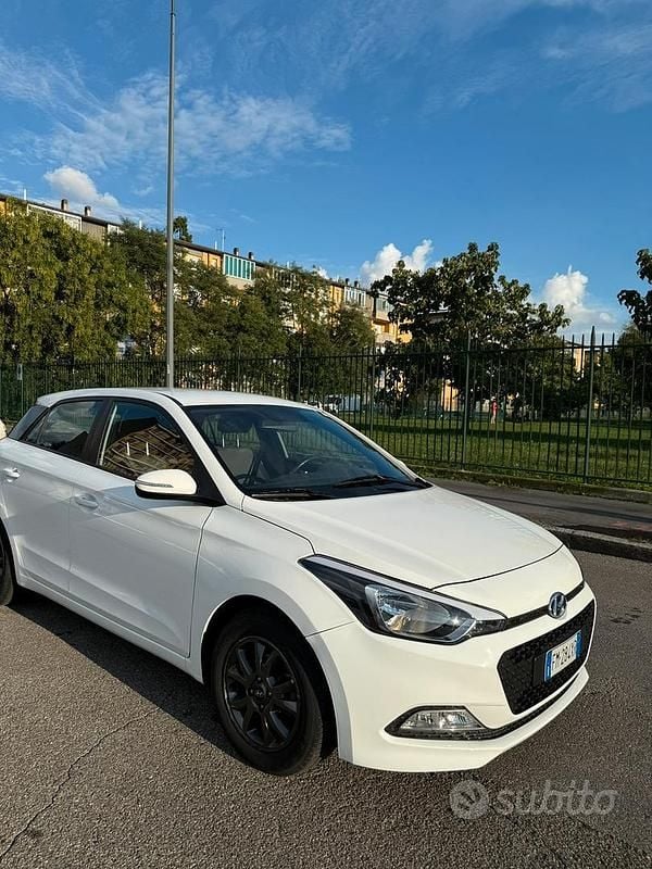 Usata Hyundai i20 Comfort 84 CV (61 kW) 2017 Bianco Utilitaria