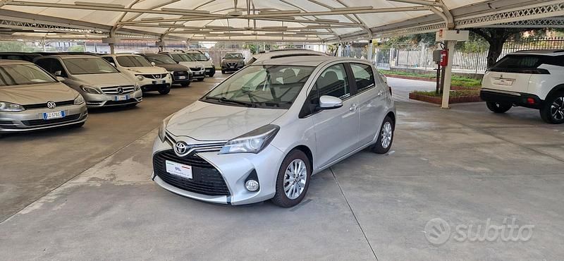 Usata Toyota Yaris Lounge 90 CV (66 kW) 2015 Grigio Utilitaria