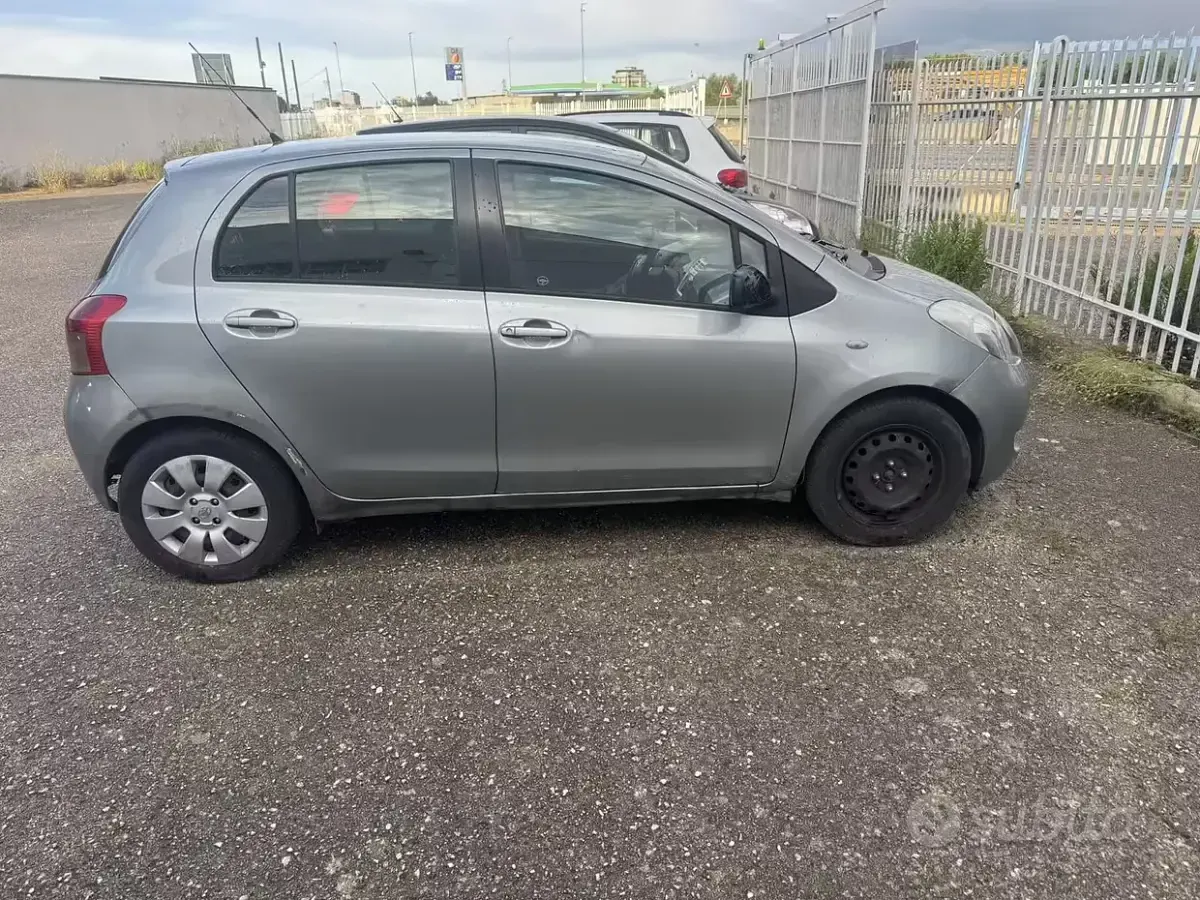 Usata Toyota Yaris 86 CV (63 kW) 2007 Grigio Utilitaria