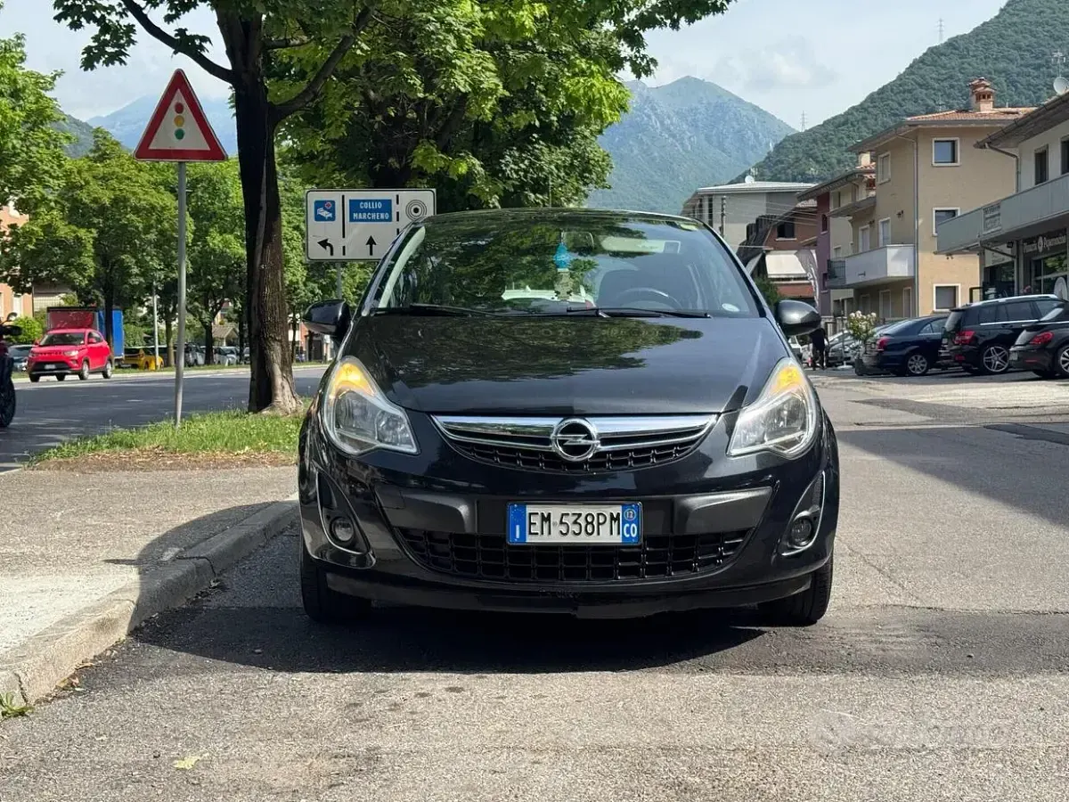 Usata Opel Corsa 86 CV (63 kW) 2012 Nero Utilitaria
