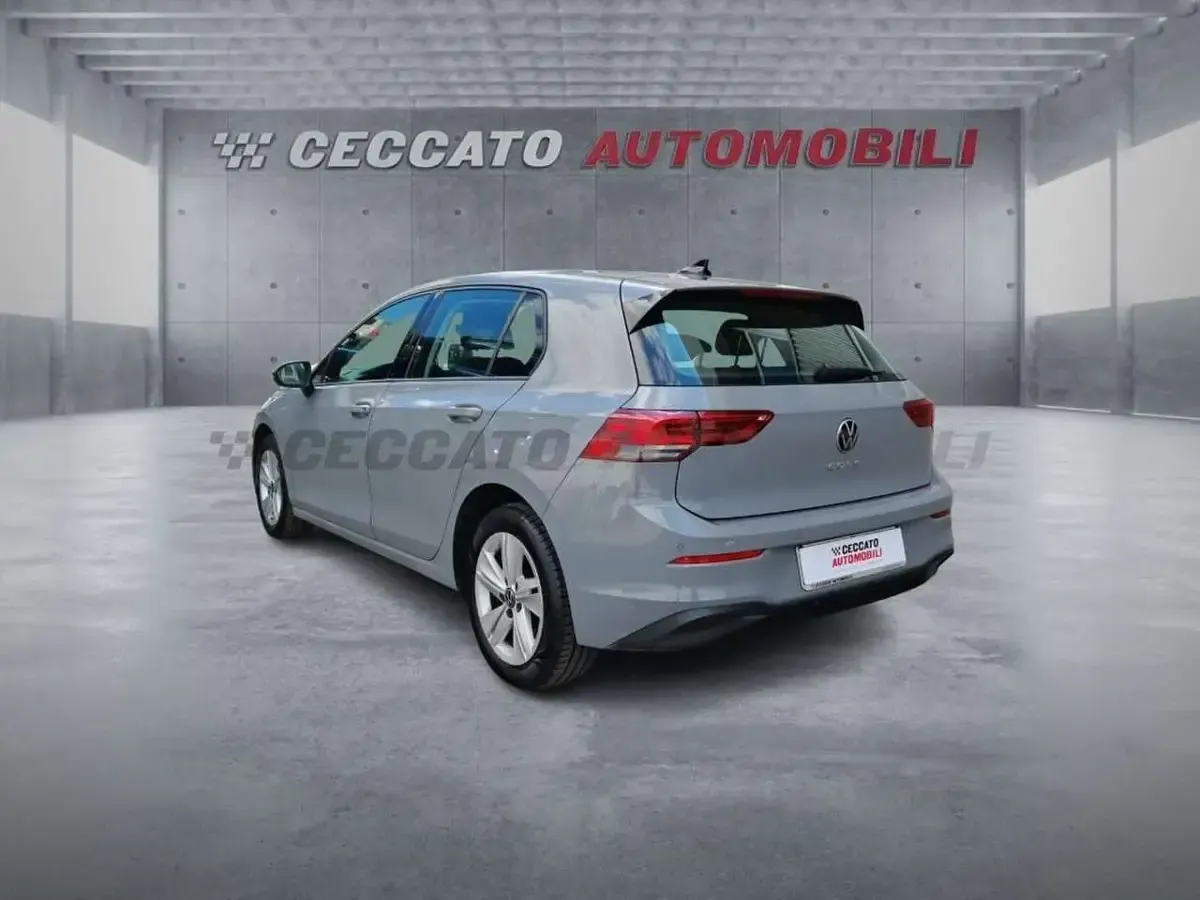Usata VW Golf VIII Life 116 CV (85 kW) 2024 Grigio Utilitaria