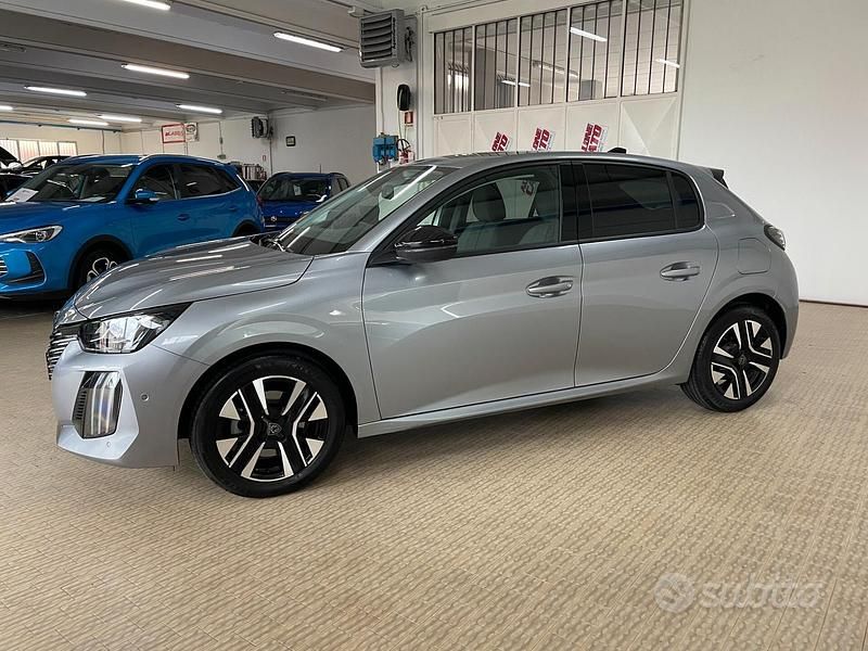 Usata Peugeot 208 Allure 101 CV (74 kW) 2024 Grigio artense metalizzato Utilitaria