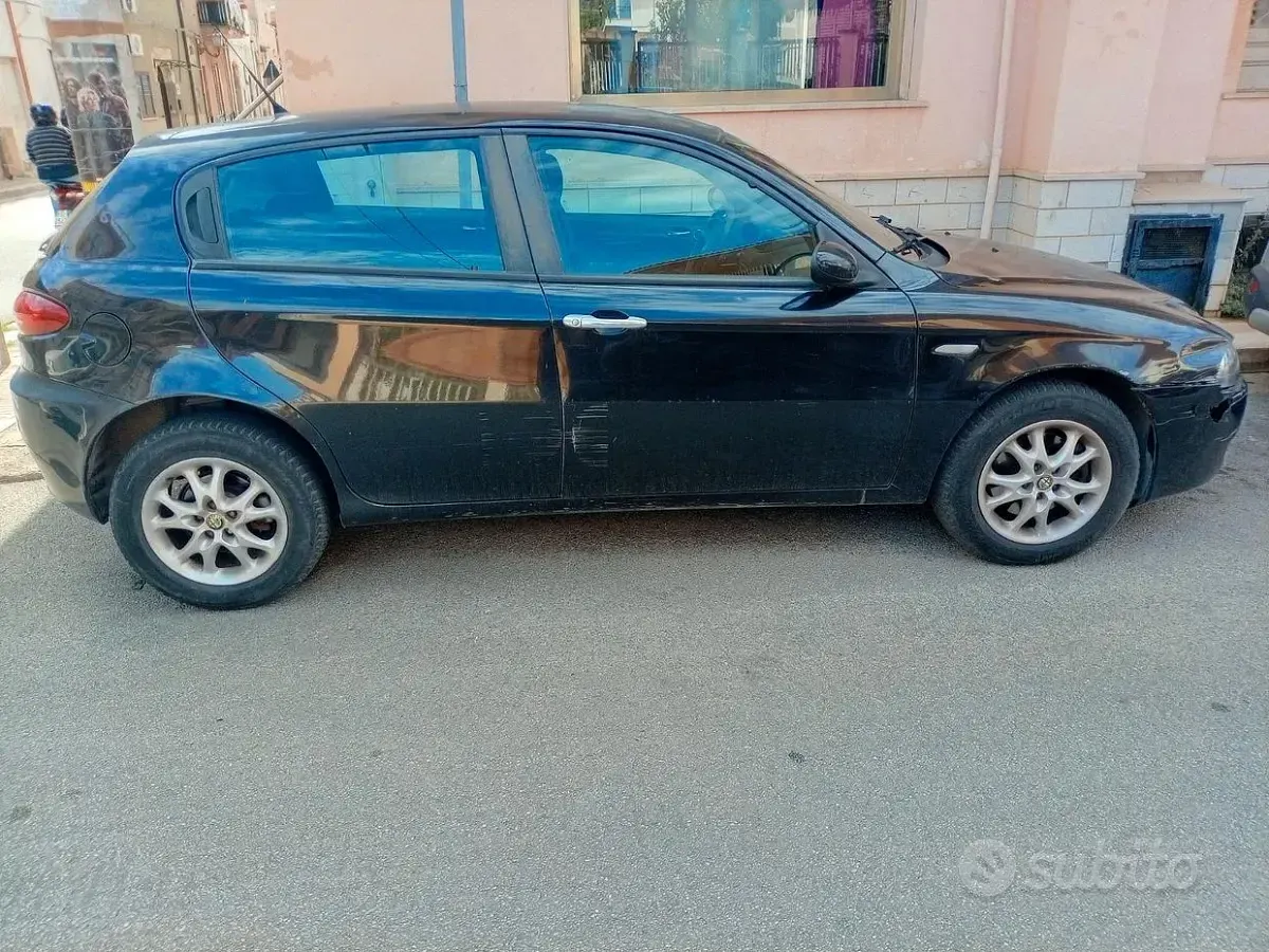 Usata Alfa Romeo 147 116 CV (85 kW) 2007 Nero Utilitaria