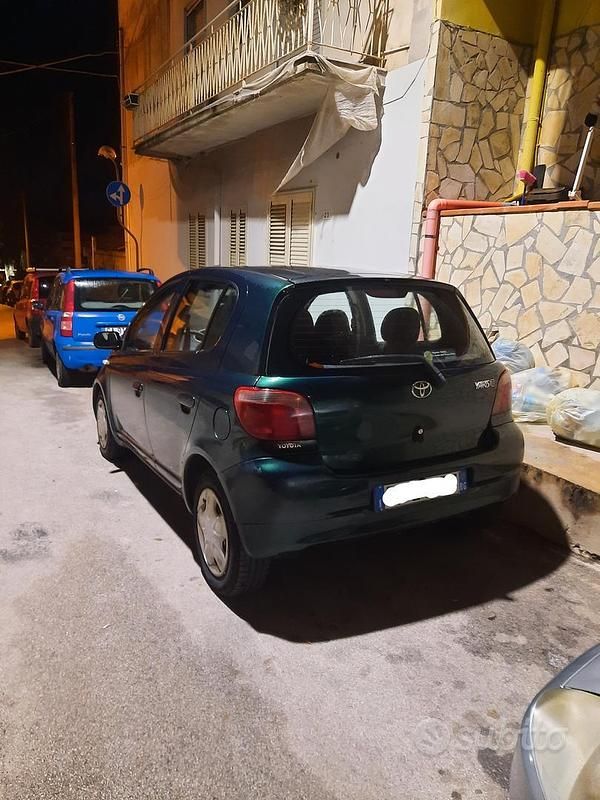 Usata Toyota Yaris Sol 68 CV (50 kW) 1999 Verde Berlina