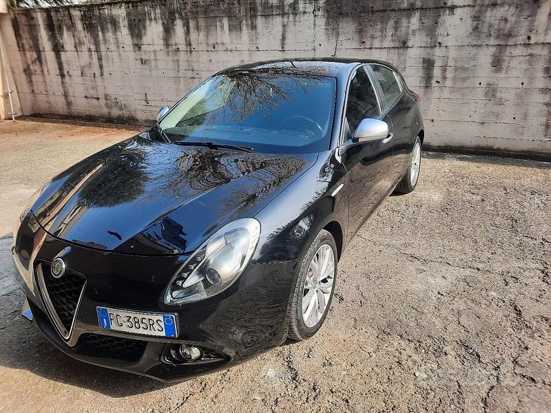 Nero Usata 2017 Alfa Romeo Giulietta Super Due volumi | 11.000 € (Buon prezzo) - Immagine 1/4