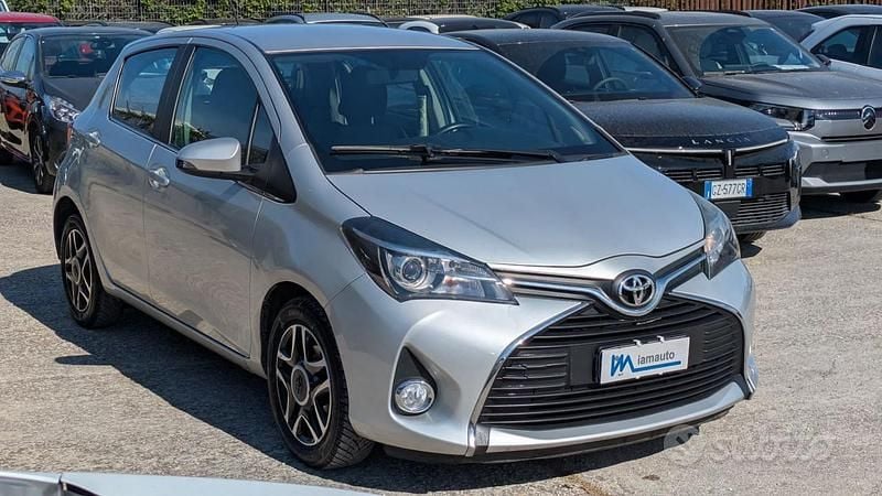 Usata Toyota Yaris 90 CV (66 kW) 2015 Grigio Utilitaria