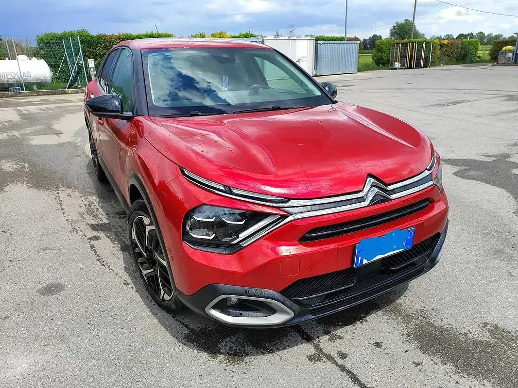Begagnad Citroën C4 PureTech 131 HK (96 kW) 2022 Röd Sedan