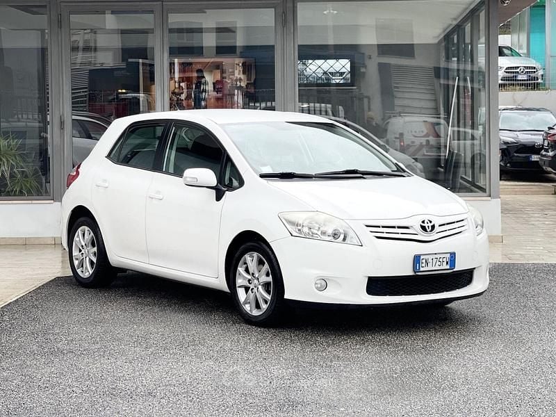 Usata Toyota Auris 99 CV (72 kW) 2012 Bianco Berlina