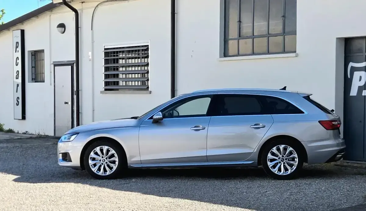 Usado Audi A4 Business 136 CV (100 kW) 2021 Plateado Familiar