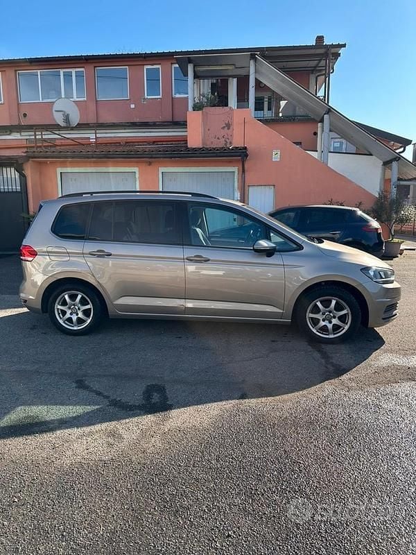 Käytetty VW Touran 110 HP (80 kW) 2017 Ruskea Tila-auto