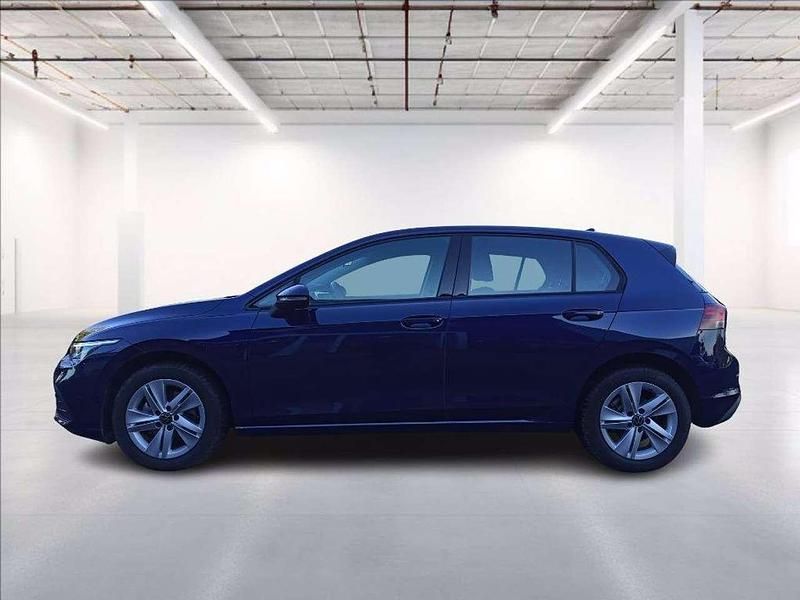 Usata VW Golf VIII Life 131 CV (96 kW) 2023 Blu metallizzato Berlina