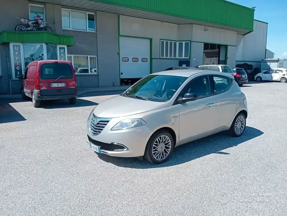 Usata Lancia Ypsilon Gold 85 CV (62 kW) 2012 Beige Utilitaria