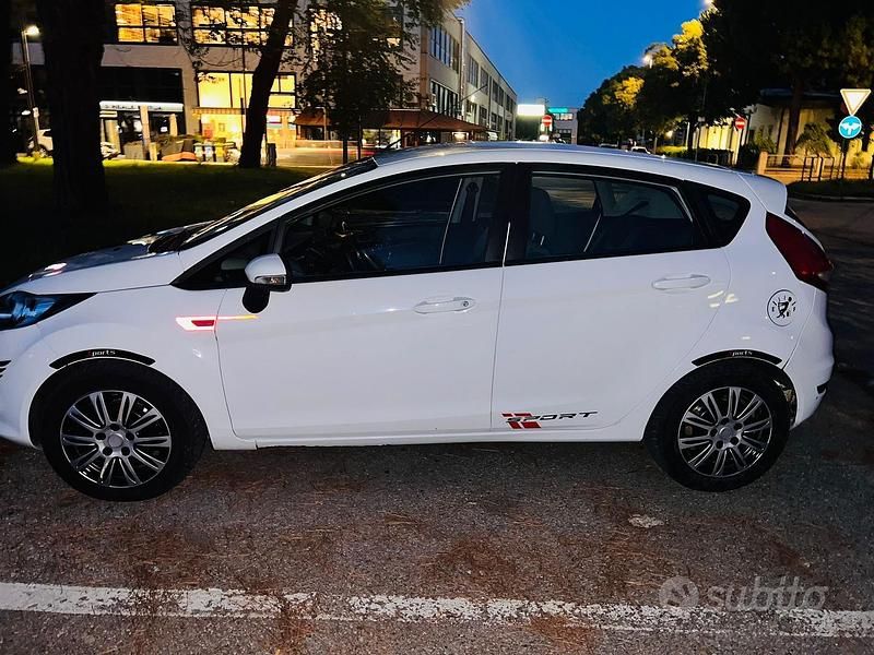 Usata Ford Fiesta 68 CV (50 kW) 2009 Bianco Utilitaria